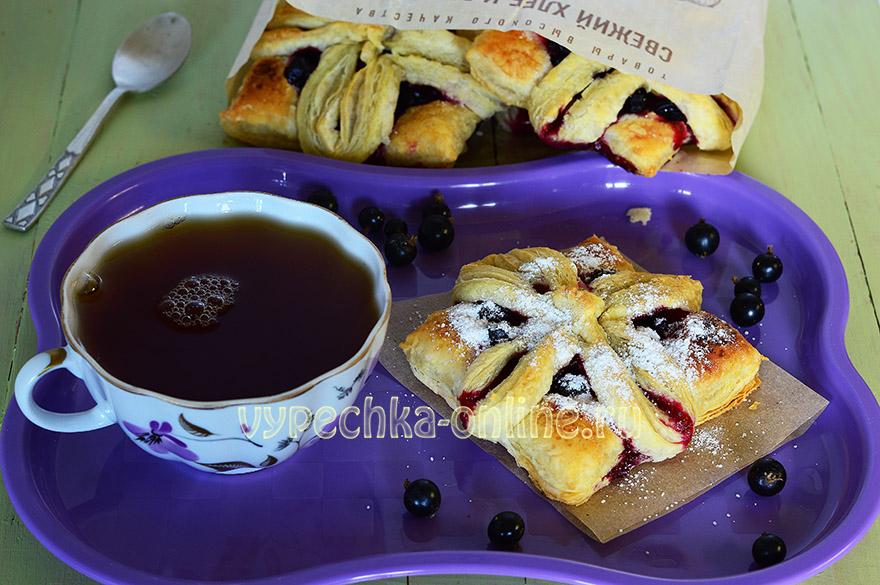 Puffs with berries from puff pastry