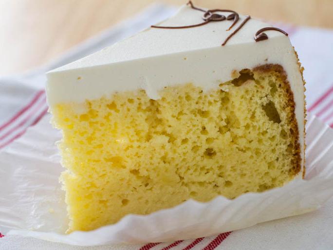 آغشته کردن کیک اسفنجی مرحله مهمی در تهیه کیک است.