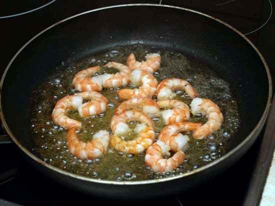 Makaron z krewetkami w kremowym, kremowym czosnku i innych sosach: przepisy kulinarne ze zdjęciami
